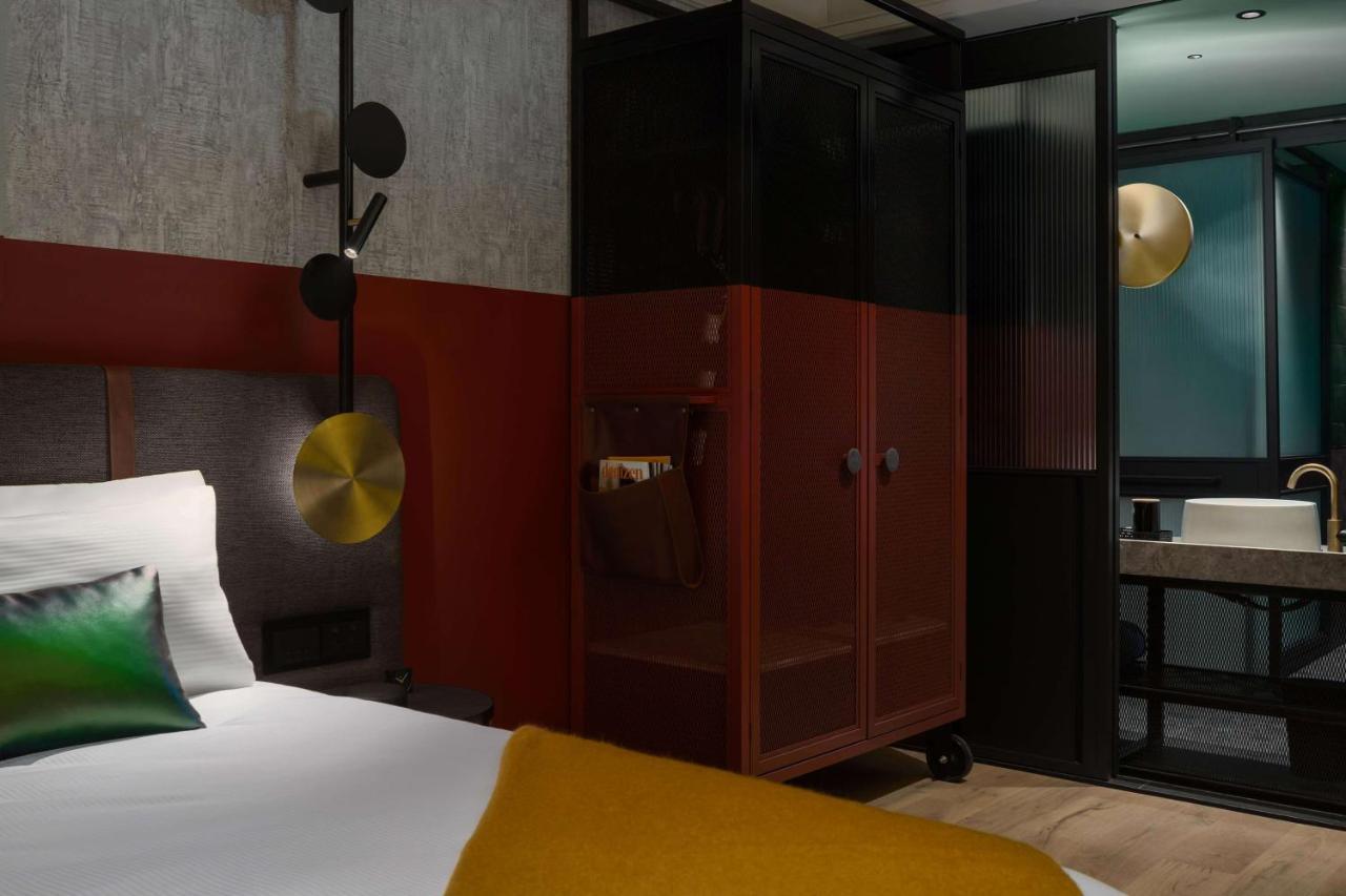 Hotel Qt Auckland Esterno foto A safe in a hotel room