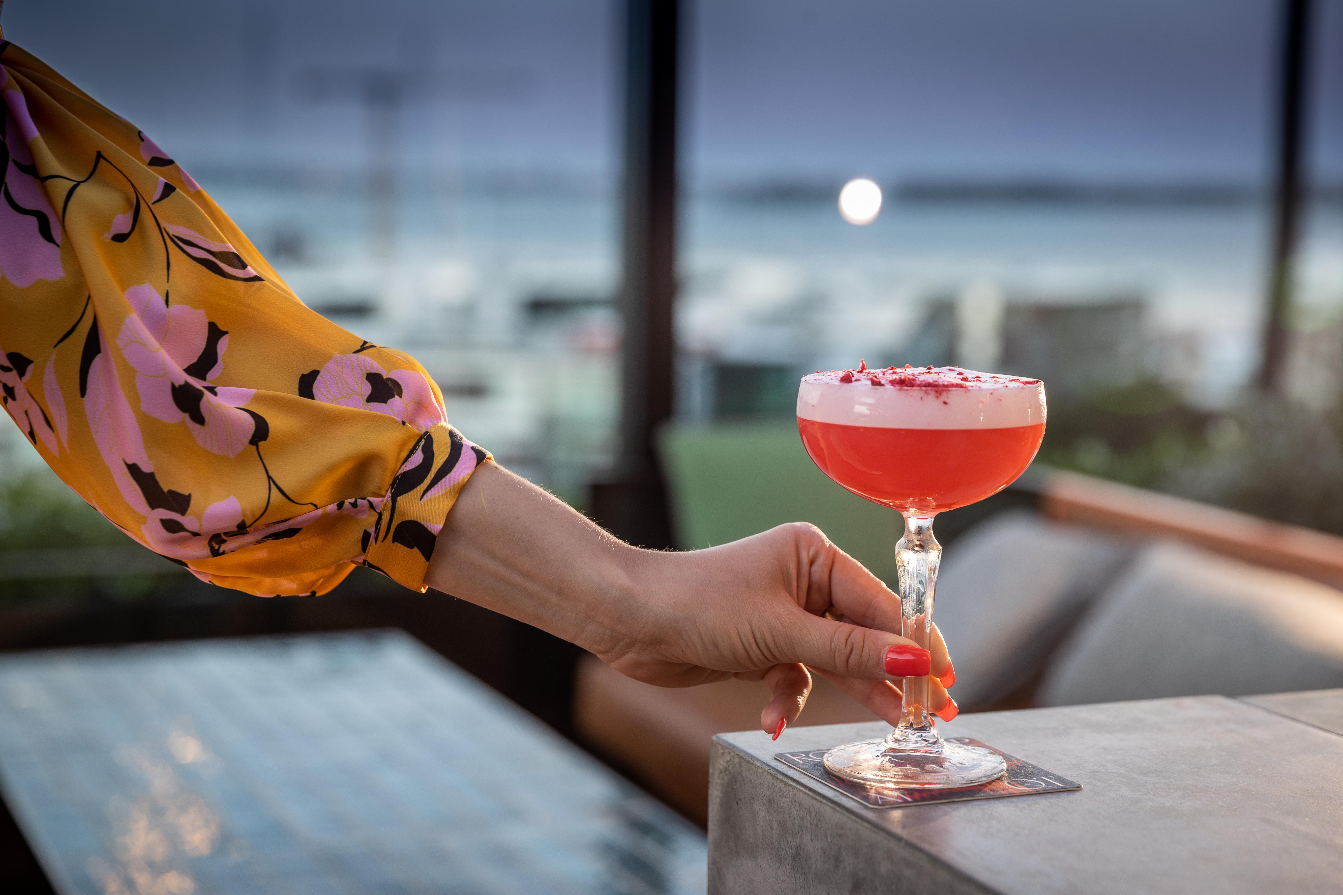 Hotel Qt Auckland Esterno foto A woman holding a cocktail